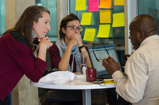 Brielle Morgan, Discourse's community engagement editor, and Access to Energy Journalism fellows Fabíola Ortiz and Elias Ntungwe Ngalame brainstorm at WGSI's 2016 OpenAccess Energy Summit. Michael Bennett